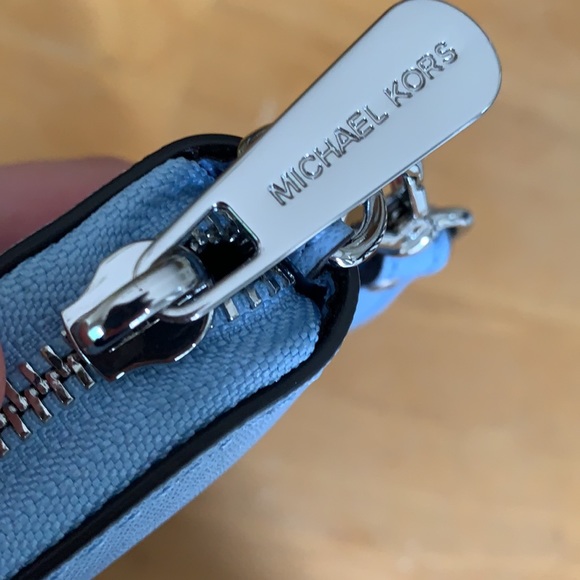 Michael Kors wristlet - Picture 3 of 4